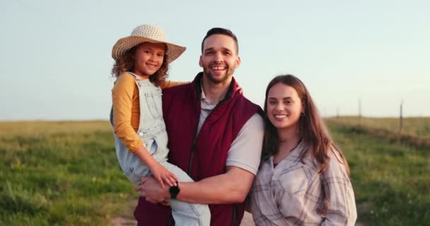 Familie Moeder Vader Met Meisje Vakantie Het Platteland Samen Ontspannen — Stockvideo