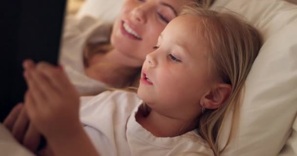 Tablett Mamma Och Barn Internet Sängen Strömma Film Eller Läsa — Stockvideo