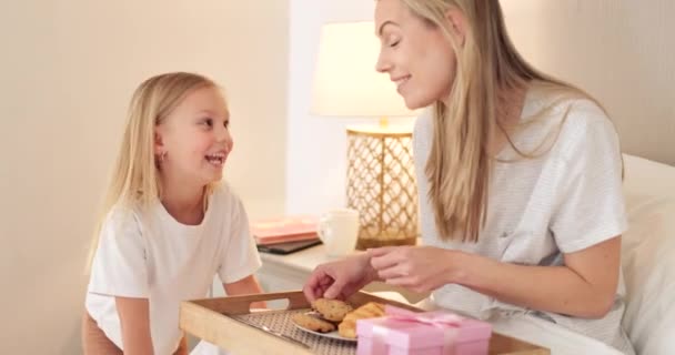 Śniadanie Dziecko Mama Prezentem Dzień Matki Rano Aby Uczcić Jej — Wideo stockowe