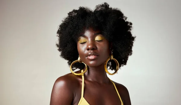 黒の女性は 顔のメイクや美しさの目を閉じて 思考やファッションのインスピレーション アフリカのモデル アフロヘアケアとスタイリッシュな グレーのモックアップスタジオの背景にユニークな金のデザイナーの宝石や化粧品 — ストック写真