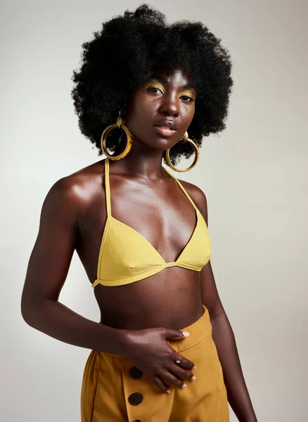 Moda Amarilla Maquillaje Belleza Con Una Modelo Mujer Negra Estudio —  Fotos de Stock