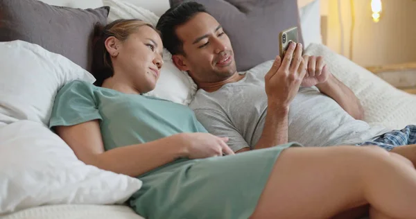 Paar Bed Social Media Met Smartphone Samen Lachen Naar Grappige — Stockfoto
