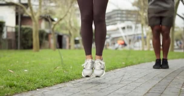Fitness Donna Uomo Saltano Corda Sul Marciapiede Della Strada Insieme — Video Stock