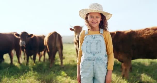 在大自然中 快乐的孩子 耕作和学习照顾动物 奶牛和牛的乐趣在农村旅行 女孩面带微笑快乐地享受农村牛肉农场生活和可持续性的画像 — 图库视频影像