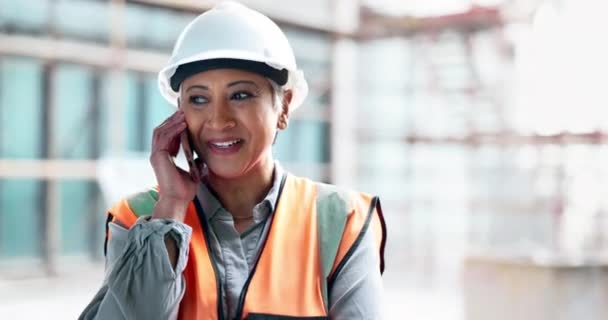 建筑工地 承包商和快乐女性开发人员电话规划为物流 工业工程和城市项目管理服务 笑成熟的建筑师经理在智能手机上说话 — 图库视频影像