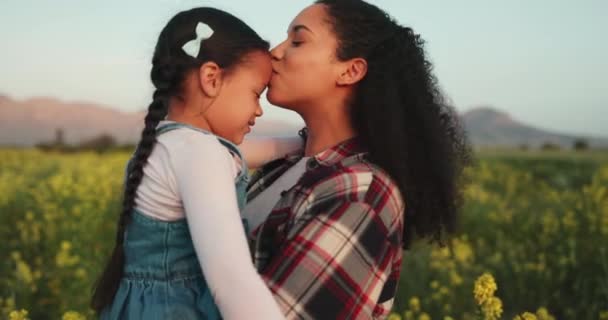 亲吻和母女在田里的田里 春意盎然 与乡村的花朵一起绽放 花园或大自然 与母亲和孩子拥抱在一起 寻求支持 成长和快乐的生活方式 — 图库视频影像