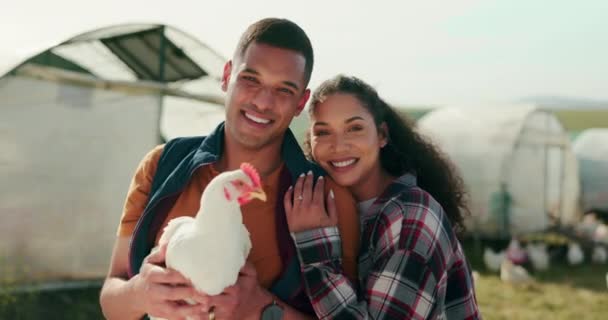 Ευτυχισμένοι Αγρότες Κοτόπουλων Ζευγάρι Χαμογελά Στην Αειφόρο Γεωργία Και Τις — Αρχείο Βίντεο