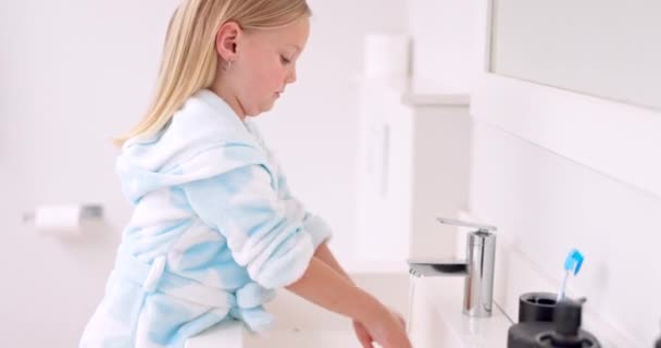 Schoonmaken Kind Meisje Handen Wassen Badkamer Met Zeep Voor Hygiëne — Stockvideo