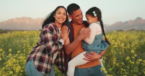 Famiglia Fattoria Una Coppia Con Bambino Nel Campo Dei Fiori — Video Stock