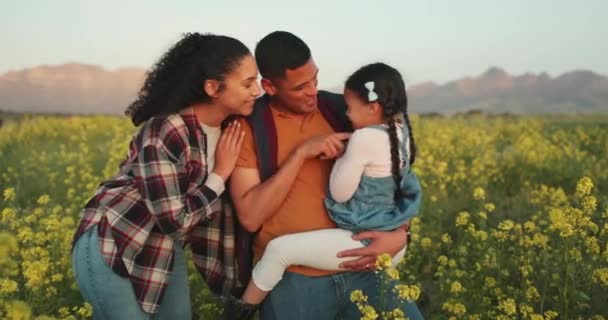 Anne Baba Çocuk Çiçek Tarlasında Oynuyorlar Eğleniyorlar Kırsal Alanda Birlikte — Stok video