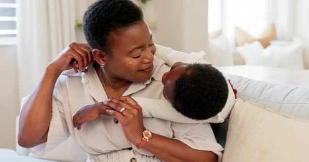 Lächeln Mutter Und Kind Mit Küsschen Für Liebe Fürsorge Und — Stockvideo