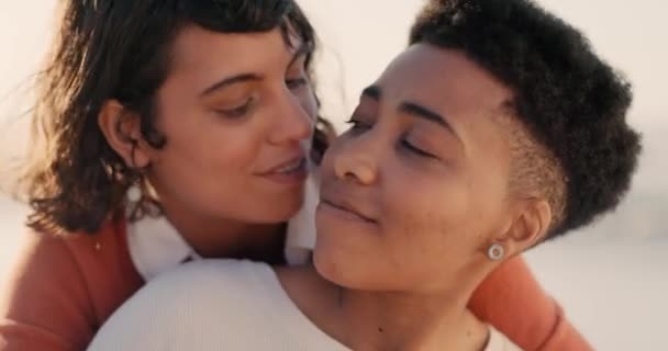 Mulher Lésbica Beijo Com Retrato Sorriso Para Divertir Amar Cuidar — Vídeo de Stock