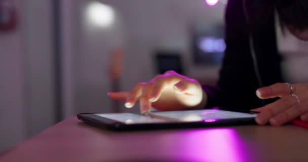 Tablet Mani Digitali Donna Digitando Studio Spazio Lavoro Colori Neon — Video Stock