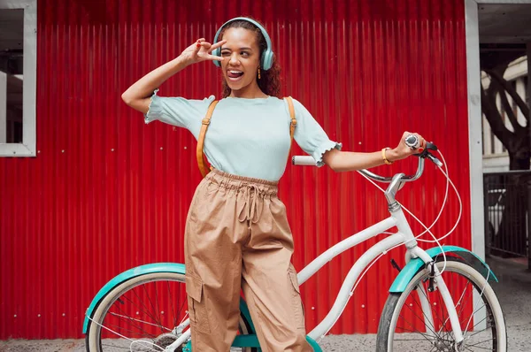 Lány Kerékpárral Városban Béke Kézírással Piros Háttérrel Zenét Hallgatva Nyári — Stock Fotó