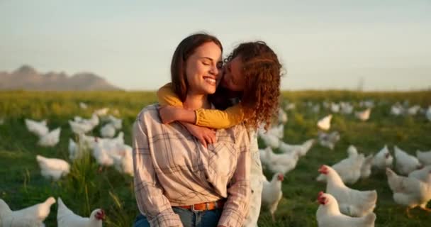 Uścisk Dziecko Matka Farmie Kurczakiem Dzień Matki Podróże Lub Wakacje — Wideo stockowe