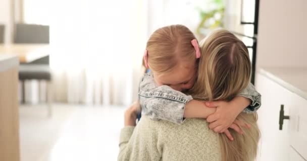 Umarmen Sie Mutter Und Kind Mit Liebe Fürsorge Und Lächeln — Stockvideo