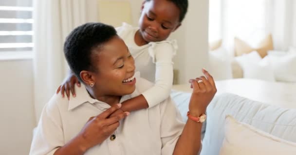 Liefde Moeder Opgewonden Kinderknuffel Die Samen Spelen Slaapkamer Thuis Gelukkige — Stockvideo