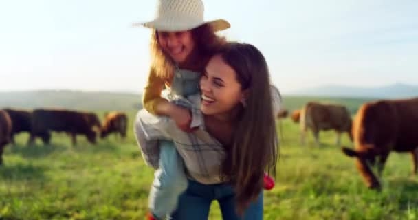 Familie Bauernhof Und Spaß Mit Einem Mädchen Und Einer Mutter — Stockvideo