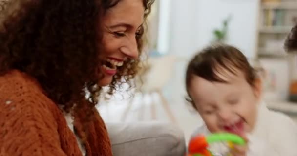 Famille Couple Bébé Passent Bon Temps Sourient Amusent Maison Sur — Video