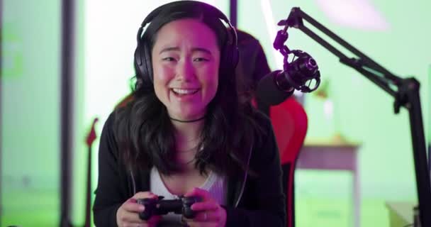 Transmisión Vivo Ganar Mujer Gamer Juegos Celebrando Sala Neón Casa — Vídeos de Stock