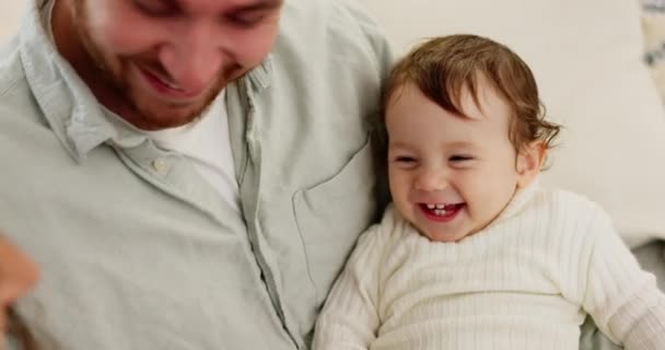 Miłość Rodzina Szczęśliwe Dziecko Kanapie Relaks Uśmiech Zabawa Podczas Śmiechu — Wideo stockowe