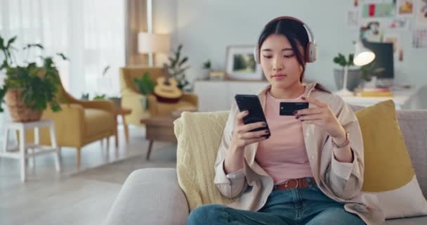 Japón Teléfono Mujer Con Pago Con Tarjeta Crédito Sofá Para — Vídeo de stock