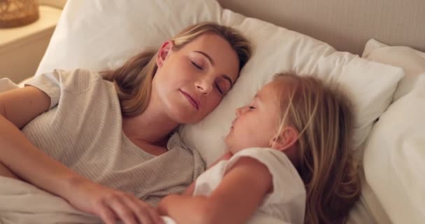 Κρεβάτι Μαμά Και Παιδί Χαλαρώνουν Κοιμούνται Μαζί Στο Κρεβάτι Ήρεμοι — Αρχείο Βίντεο