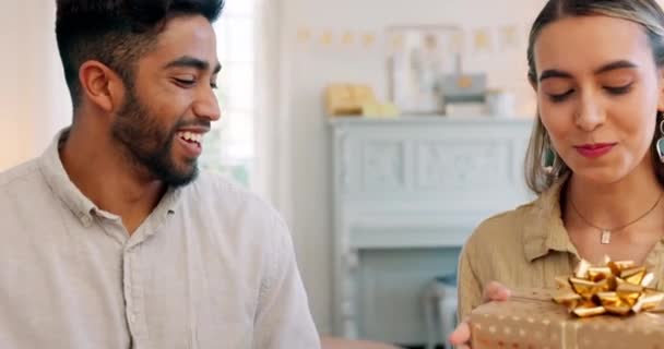 Regalo Cena Pareja Hablando Cumpleaños Aniversario Celebración Una Mesa Comedor — Vídeo de stock