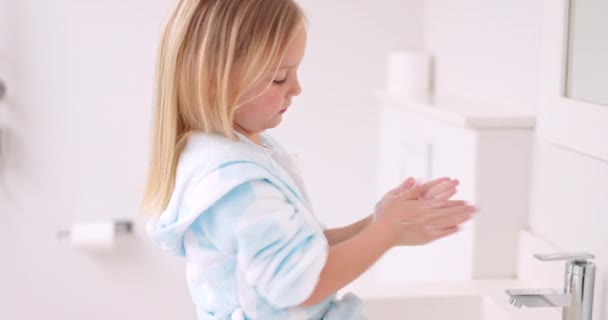 Mädchen Waschen Ihre Hände Badezimmer Ihres Hauses Für Hygiene Stoppen — Stockvideo