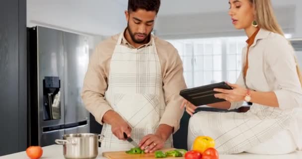 Pareja Tableta Digital Cocina Con Receta Línea Cocina Hombre Joven — Vídeo de stock