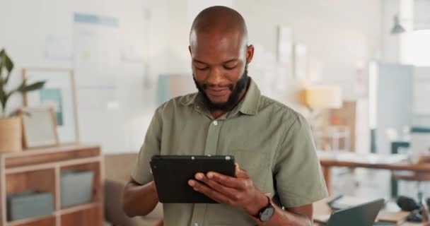 Hombre Negocios Negro Tableta Análisis Datos Investigación Marketing Digital Startup — Vídeo de stock