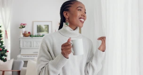Czarna Kobieta Kawa Patrzenie Przez Okno Domu Uśmiechem Szczęściem Herbatą — Wideo stockowe
