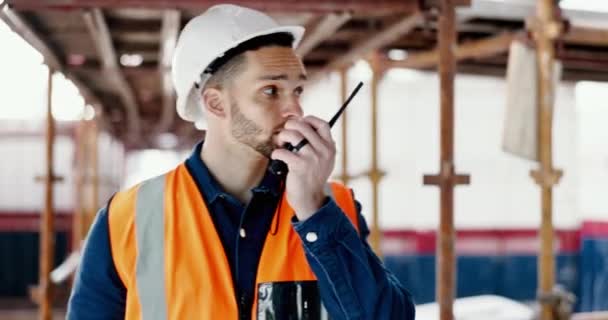 Trabalhador Logística Walkie Talkie Homem Canteiro Obras Trabalhando Projeto Construção — Vídeo de Stock