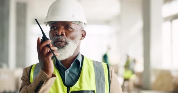 Ingeniero Senior Walkie Talkie Hombre Negro Sitio Construcción Hablando Hablando — Vídeos de Stock