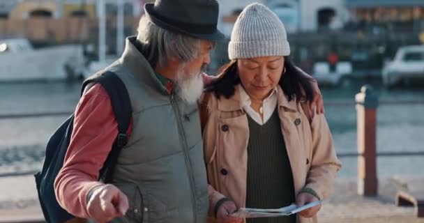 Ældre Par Rejser Kort Retninger Ferie Ferie Eller Tur Italien – Stock-video