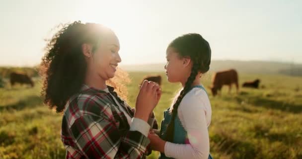 農場や子供と母親の結合は 髪のクリップを固定し フィールドに立っている 愛と愛情を示す田舎で日の出を楽しむ朝の娘と農業 農場の動物やお母さん — ストック動画