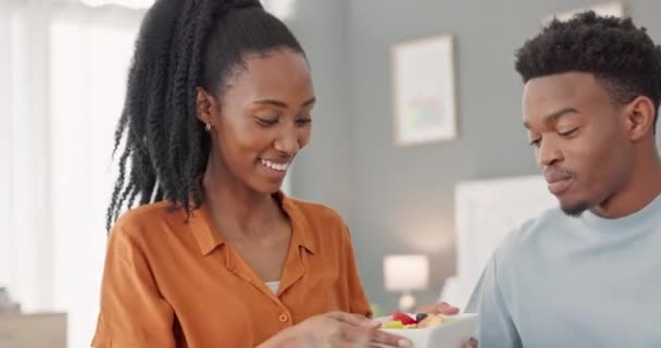 Siyahi Çiftler Meyve Sevgiyi Besler Ilgilenir Birlikte Vakit Geçirir Kahvaltıda — Stok video