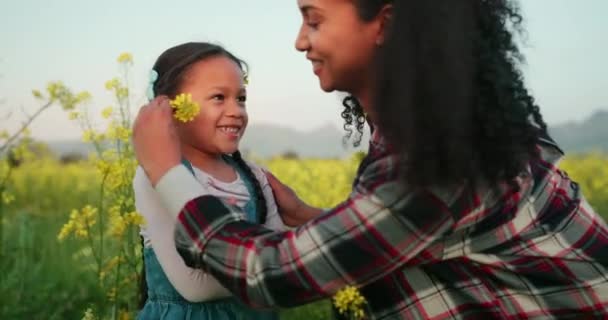 在墨西哥的大自然里 母亲和孩子在鲜花田里 为了家庭的结合而在一起 墨西哥妈妈带着女儿在美丽的风景中采摘野生植物的快乐 呵护和微笑 — 图库视频影像