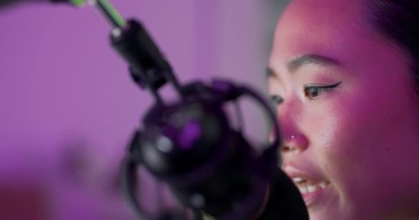 Japón Mujer Gamer Streamer Juegos Con Micrófono Para Comunicación Internet — Vídeos de Stock