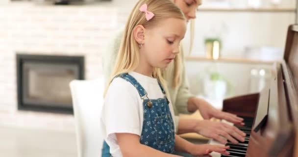 女孩和学生从教师那里学习音乐键盘技能 以促进儿童的发展 帮助一个富有创造力 艺术和年幼的孩子成为天才音乐家的妇女 导师和导师 — 图库视频影像