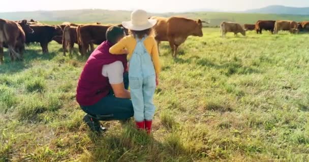 农村农场 农民和儿童在大自然中的联系 谈论和放松关于牲畜可持续性的对话 家庭和享受学习农业养牛生活 — 图库视频影像