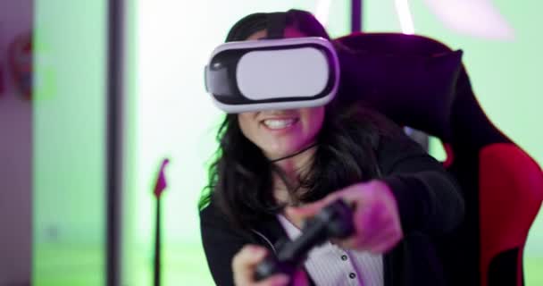 Гейминг Гейминг Виртуальная Реальность Женщины Онлайн Стриминг Видеоигры Цифровыми Очками — стоковое видео