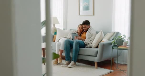 Lachen Internet Koppel Streamen Een Tablet Vanuit Woonkamer Bank Van — Stockvideo