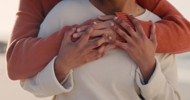 Amor Mãos Abraços Casal Lésbico Oceano Feriado Romântico Cuidado Liberdade — Vídeo de Stock