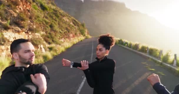 Sport Stretching Und Läufer Auf Der Bergstraße Für Outdoor Fitness — Stockvideo