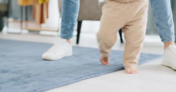 Padre Sostenga Bebé Mientras Aprende Caminar Sala Estar Para Músculo — Vídeos de Stock