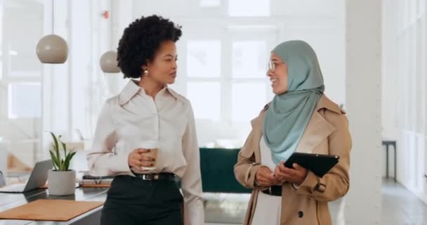 Partnerskap Samarbete Och Kommunikation Med Muslimsk Kvinna Och Kollega Som — Stockvideo