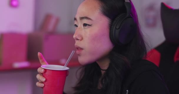 Asiático Mujer Jugador Ordenador Comer Beber Con Enfoque Para Juego — Vídeos de Stock