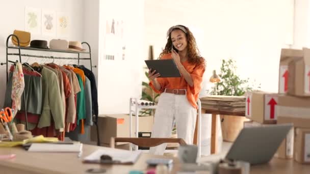 Commerce Kleine Bedrijven Telefoongesprek Vrouw Met Tablet Het Nemen Van — Stockvideo