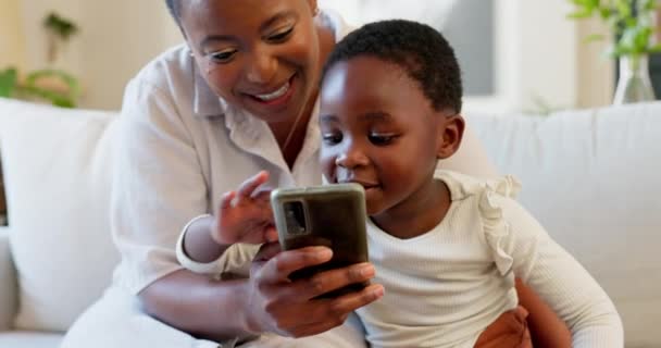 Redes Sociales Madre Hijo Con Teléfono Sofá Para Aprendizaje Educación — Vídeo de stock